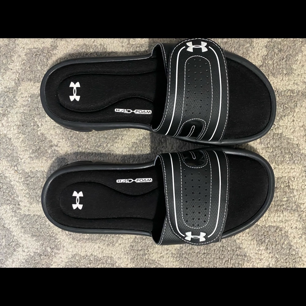under armor flip flops like new